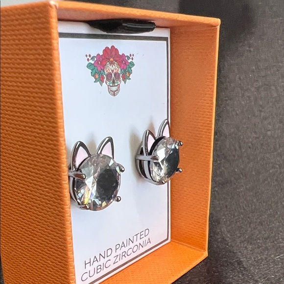 True To Form | Cat Earrings - Picture 7 of 8